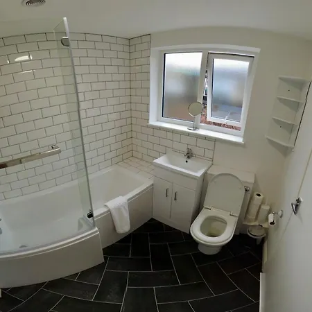 2-bed Terraced - 5 Min Walk To The Walls Apartment *
