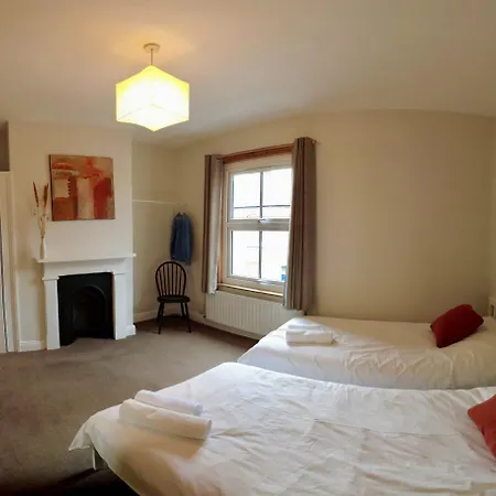 2-bed Terraced - 5 Min Walk To The Walls Apartment *